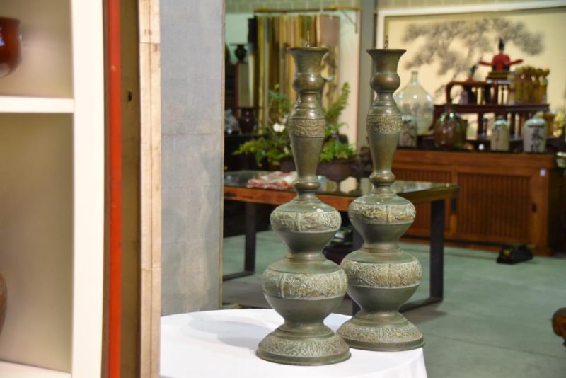 A pair of bronze Candlestands - Image 3