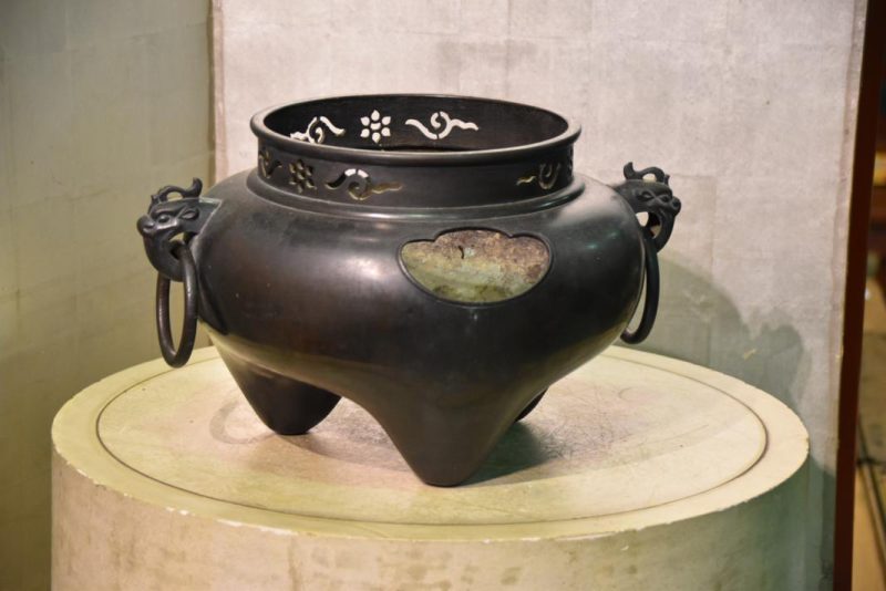 Japanese Bronze Tea Hibachi - Image 2