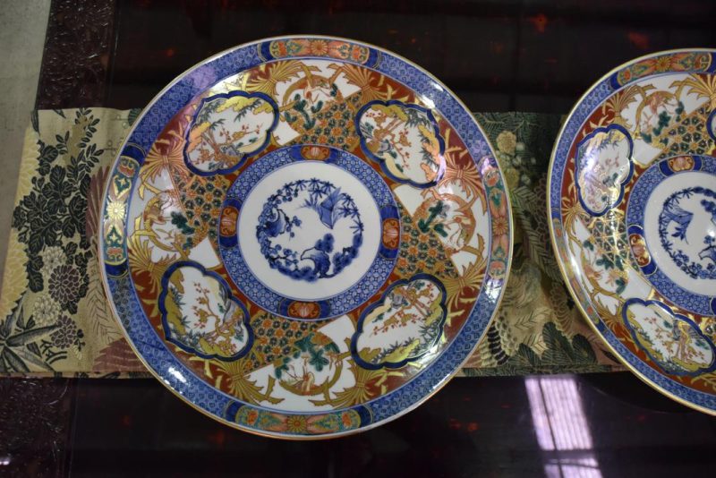 Pair of Japanese Imari Chargers - Image 2
