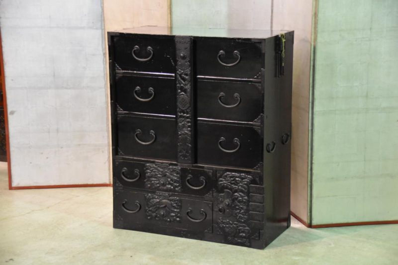 Japanese Black Lacquer Clothing Chest - Image 4