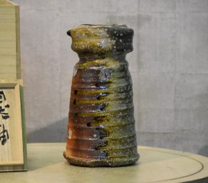 Shigaraki Vase by Hoshino Ryosai