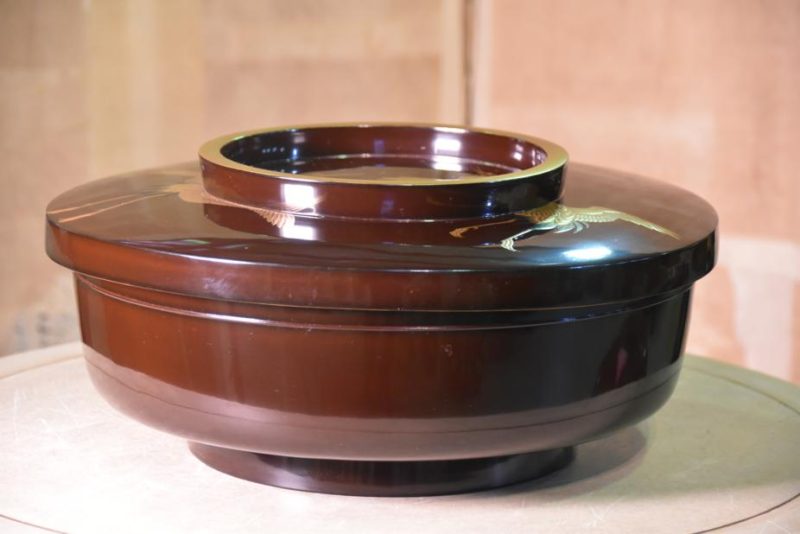 Japanese Lacquered Bowl with Maki-E Cranes - Image 2