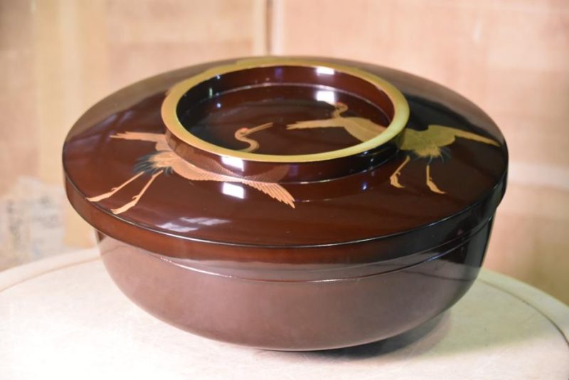 Japanese Lacquered Bowl with Maki-E Cranes - Image 9