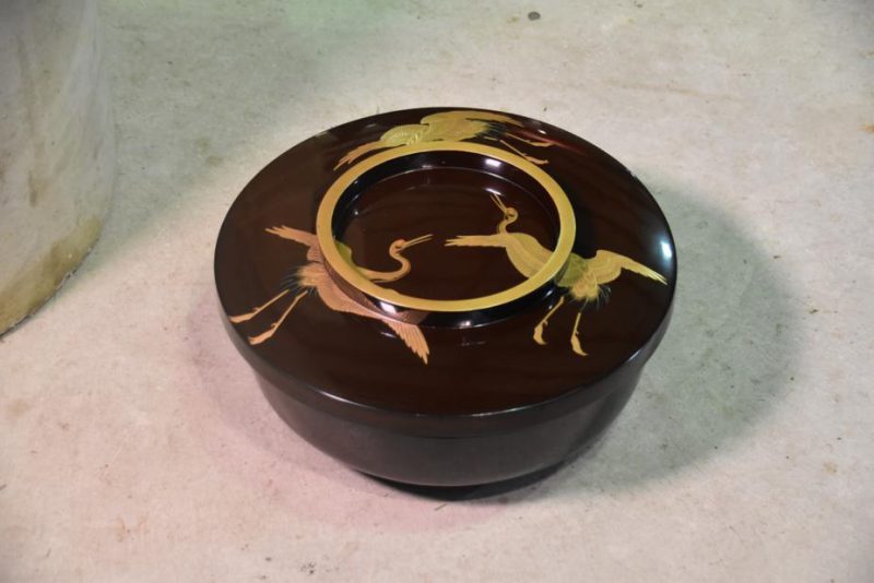 Japanese Lacquered Bowl with Maki-E Cranes - Image 4