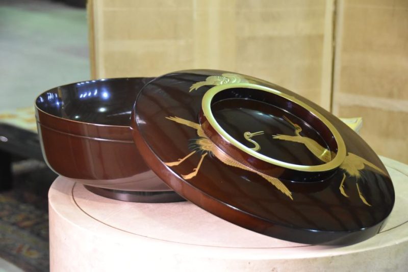 Japanese Lacquered Bowl with Maki-E Cranes - Image 3