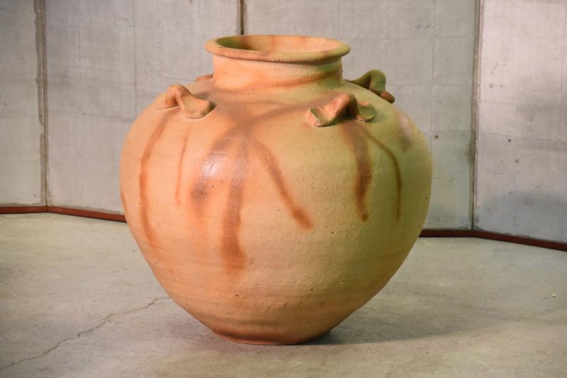 A Large Bizen Pottery Urn - Image 7