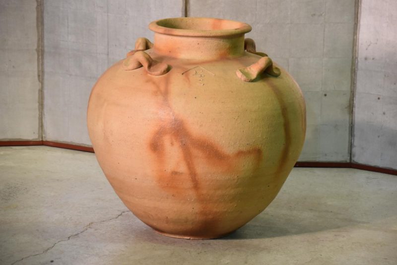 A Large Bizen Pottery Urn - Image 6