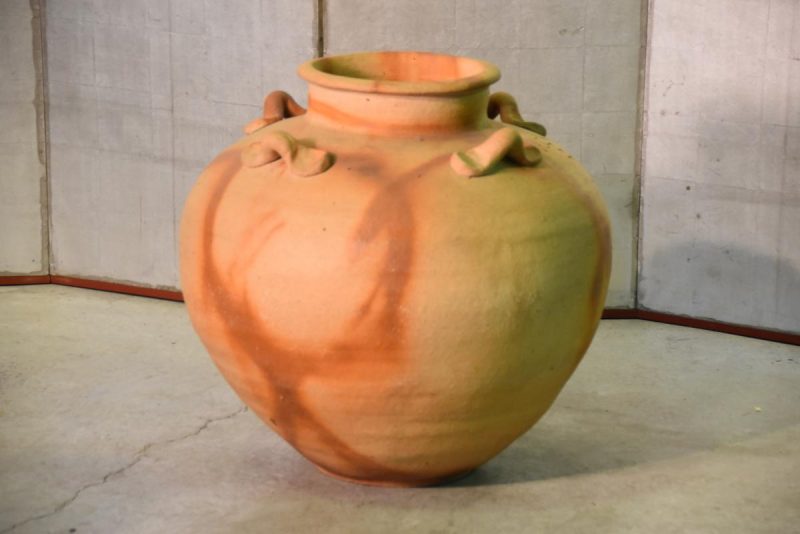 A Large Bizen Pottery Urn - Image 4