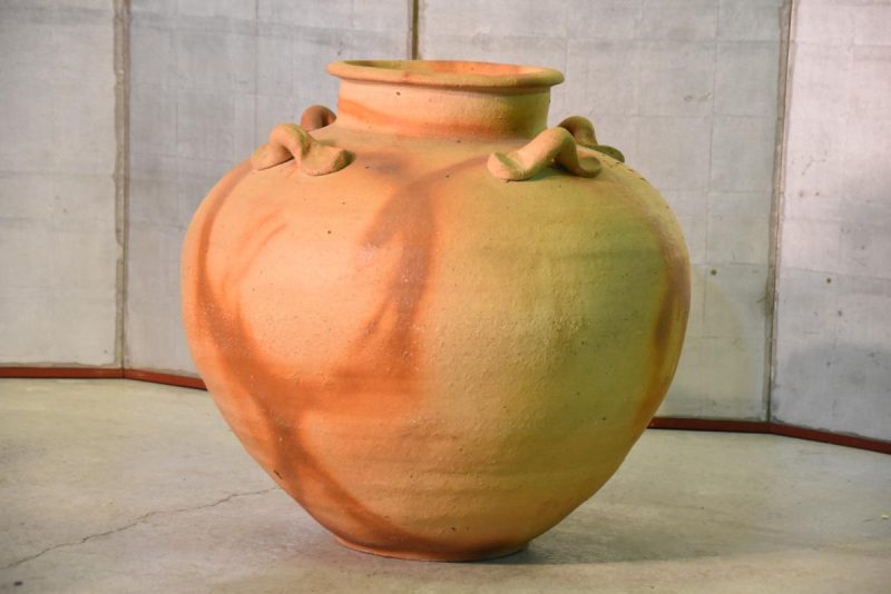 A Large Bizen Pottery Urn - Image 3
