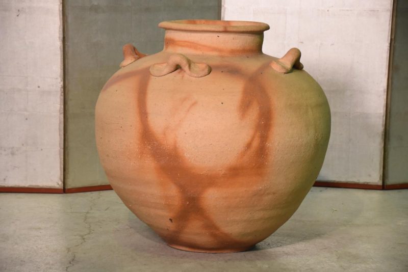 A Large Bizen Pottery Urn