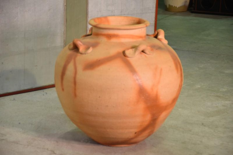 A Large Bizen Pottery Urn - Image 2