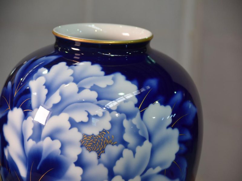 Royal Blue Fukugawa Pottery Vase - Image 9
