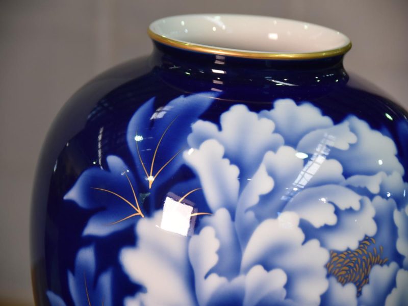 Royal Blue Fukugawa Pottery Vase - Image 8