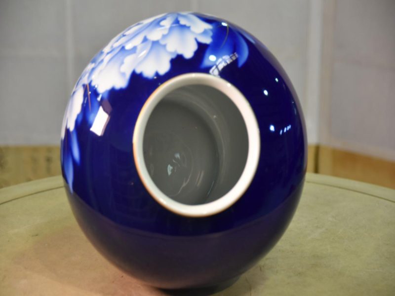 Royal Blue Fukugawa Pottery Vase - Image 4