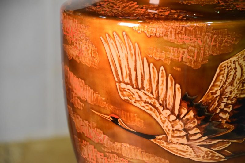 Japanese Wakasa Lacquer Vase with Flying Cranes - Image 2
