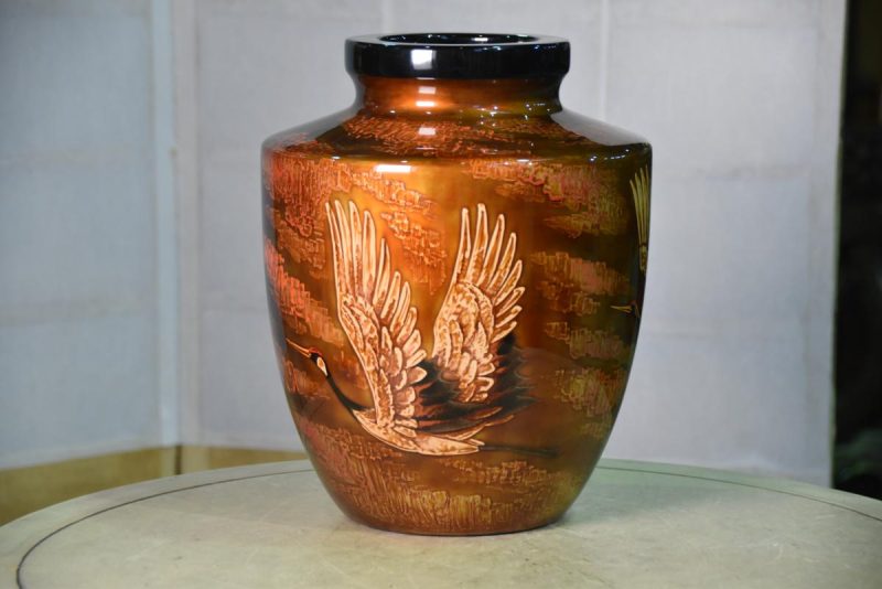 Japanese Wakasa Lacquer Vase with Flying Cranes - Image 11