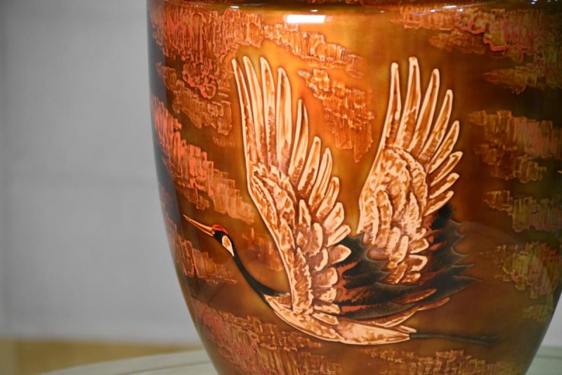 Japanese Wakasa Lacquer Vase with Flying Cranes - Image 10
