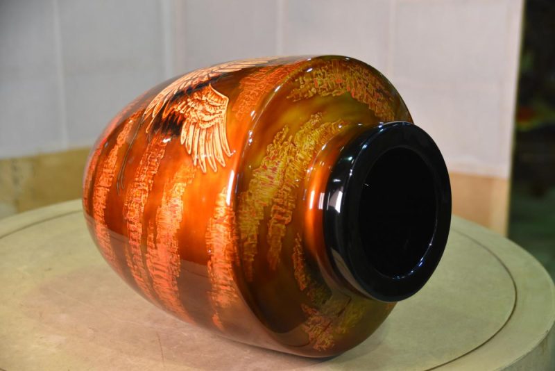 Japanese Wakasa Lacquer Vase with Flying Cranes - Image 5