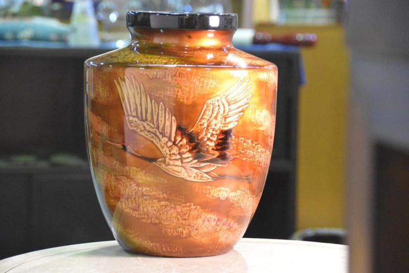 Japanese Wakasa Lacquer Vase with Flying Cranes - Image 3