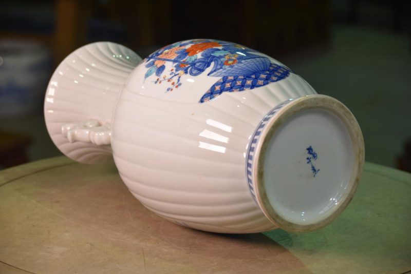 Japanese Kakiemon Pottery Vase - Image 4