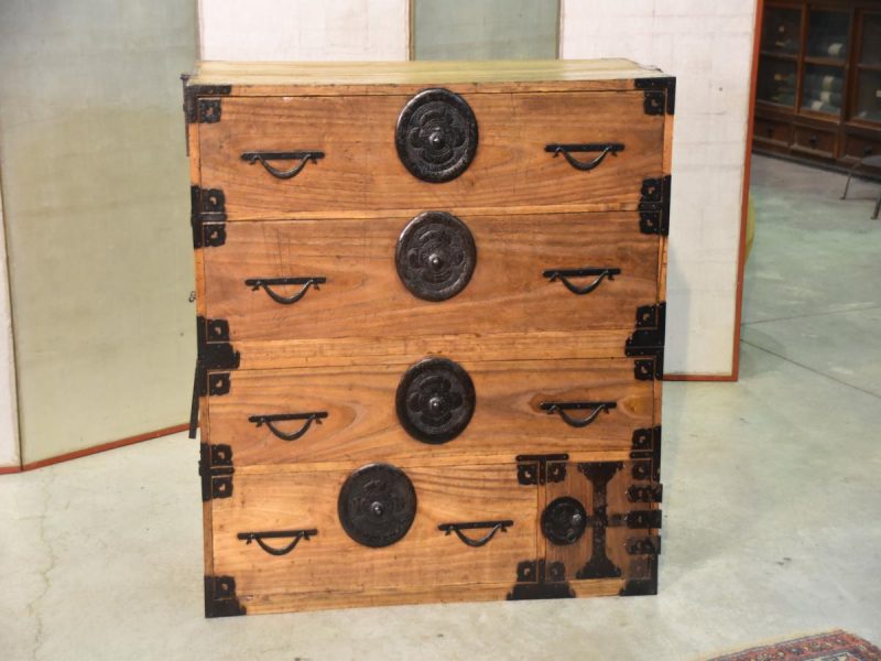 Tokyo Clothing Chest on Chest with 4 Deep Drawers and a Secret Compartment - Image 9