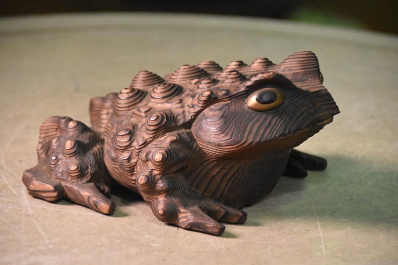 Japanese Mountain Cedar Carved Frog - Image 9