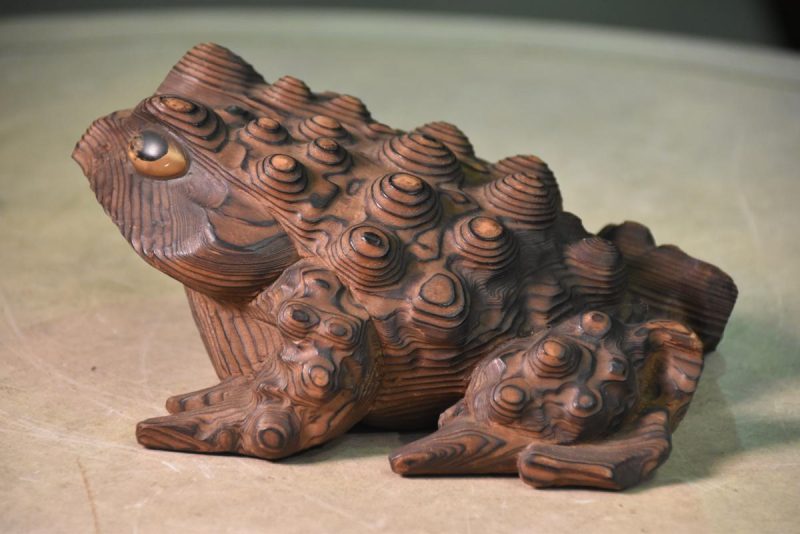 Japanese Mountain Cedar Carved Frog - Image 5