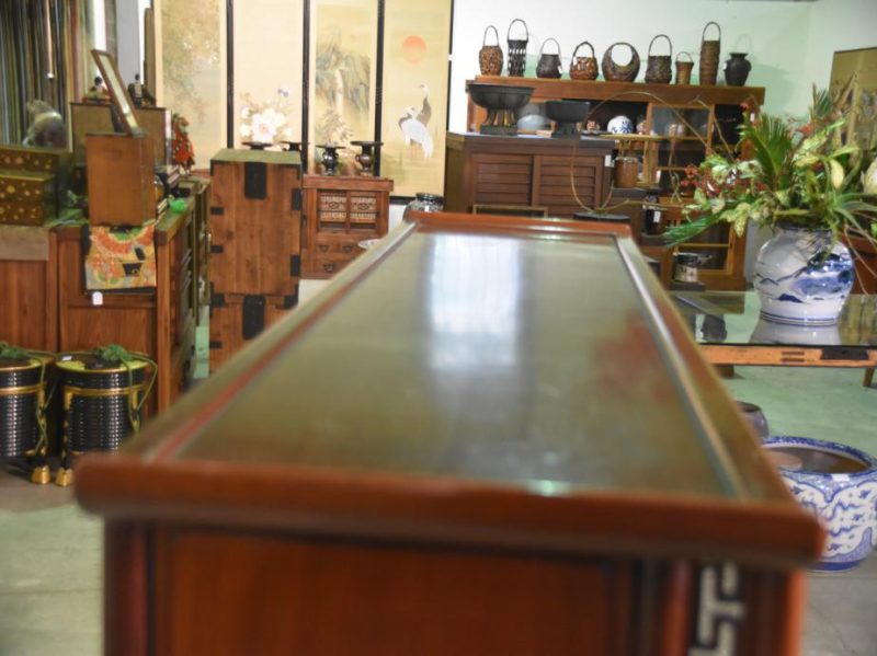 Chinese Export Kazari Dana Display Shelves - Image 4