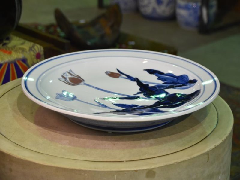 Japanese Celadon Plate Decorated with Tulips - Image 4