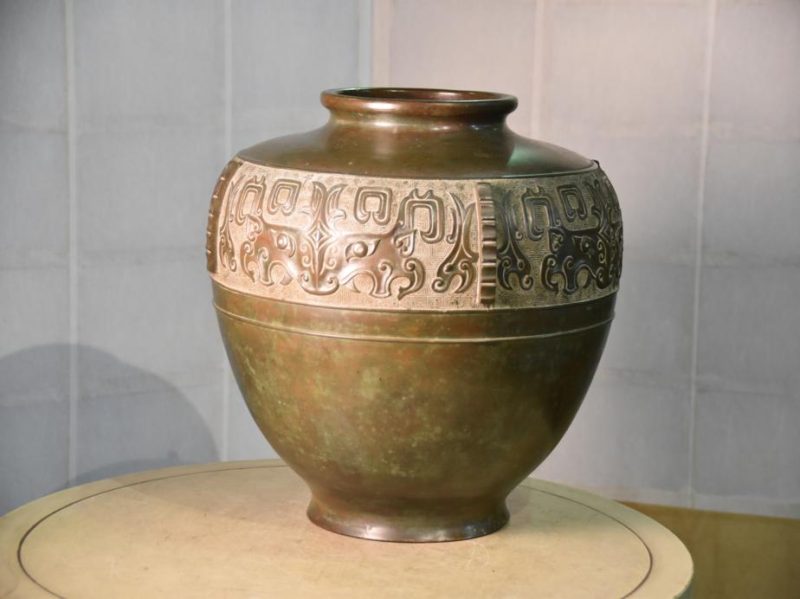 Chinese Archaic Design Bronze Vase