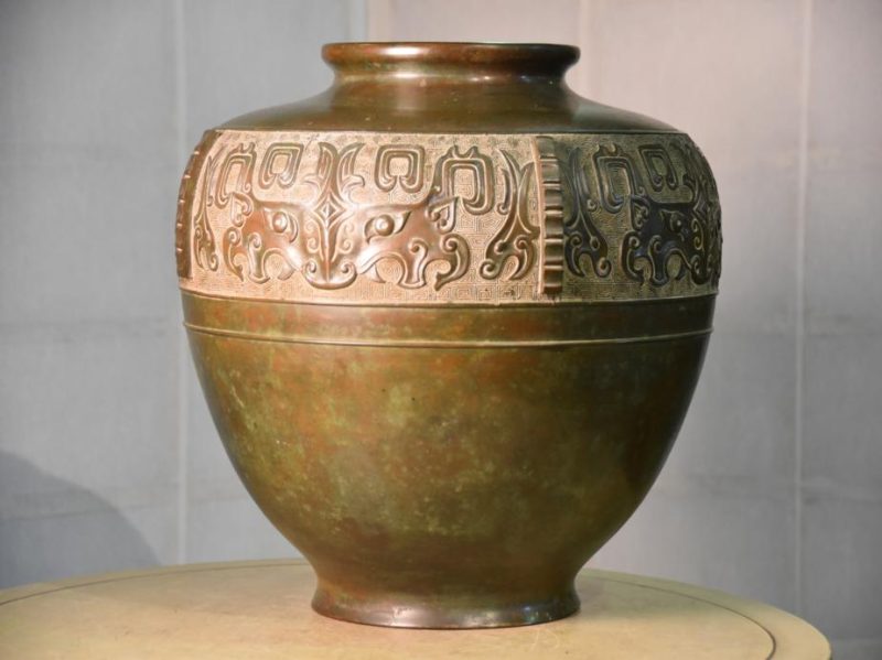 Chinese Archaic Design Bronze Vase - Image 2