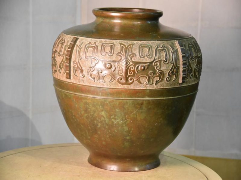 Chinese Archaic Design Bronze Vase - Image 8