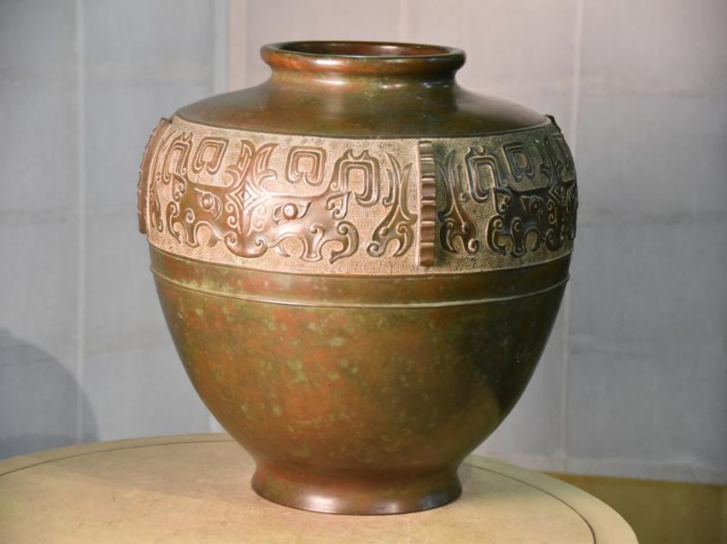 Chinese Archaic Design Bronze Vase - Image 6