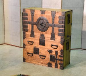Edo Period Japanese Kannon Biraki Tansu Clothing Chest