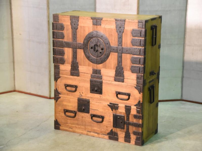 Edo Period Japanese Kannon Biraki Tansu Clothing Chest - Image 3