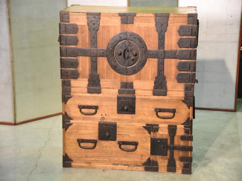 Edo Period Japanese Kannon Biraki Tansu Clothing Chest - Image 2