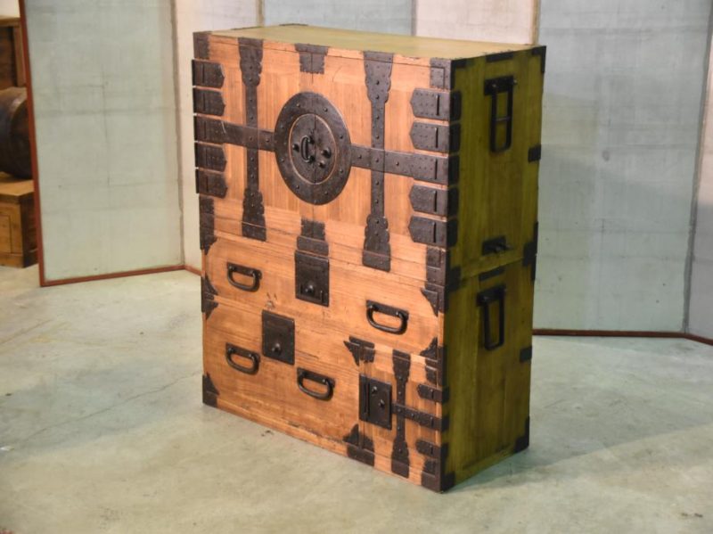 Edo Period Japanese Kannon Biraki Tansu Clothing Chest - Image 5