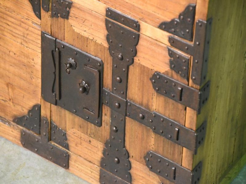Edo Period Japanese Kannon Biraki Tansu Clothing Chest - Image 18