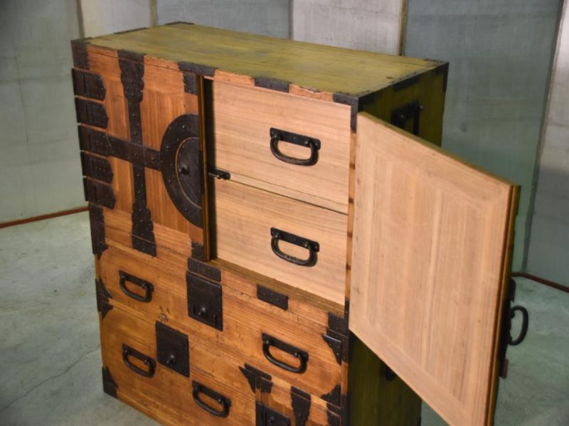 Edo Period Japanese Kannon Biraki Tansu Clothing Chest - Image 17