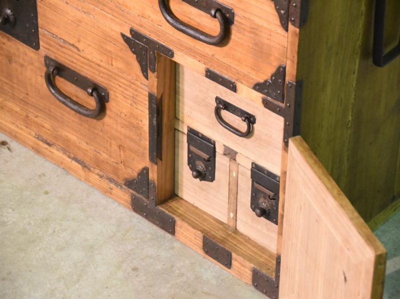 Edo Period Japanese Kannon Biraki Tansu Clothing Chest - Image 13