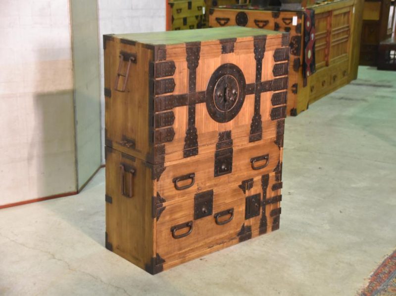 Edo Period Japanese Kannon Biraki Tansu Clothing Chest - Image 9