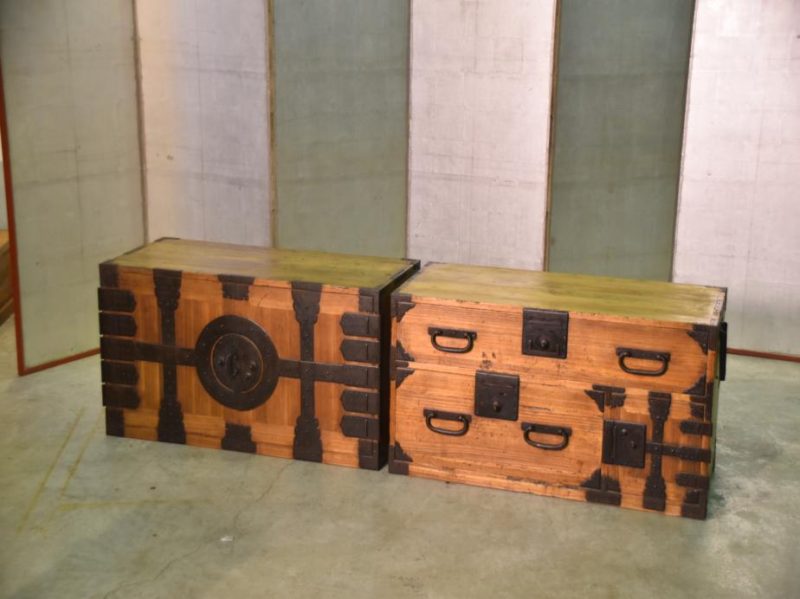 Edo Period Japanese Kannon Biraki Tansu Clothing Chest - Image 4