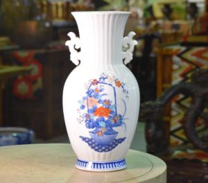 Japanese Kakiemon Pottery Vase