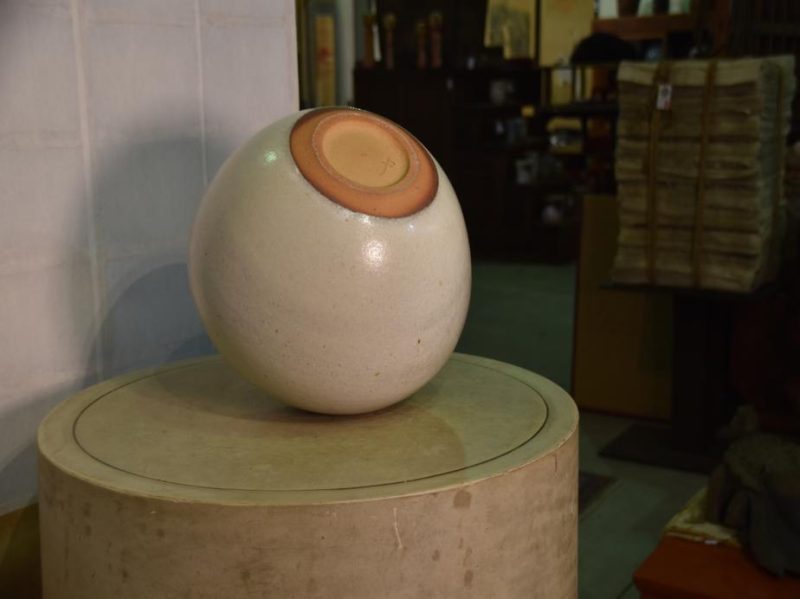 Neutral and Robust Japanese Hand Made Vase - Image 4