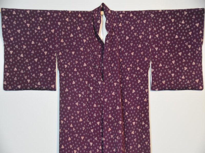 Purple silk ladies Kimono with dainty snowflake and maple leaf pattern - Image 6
