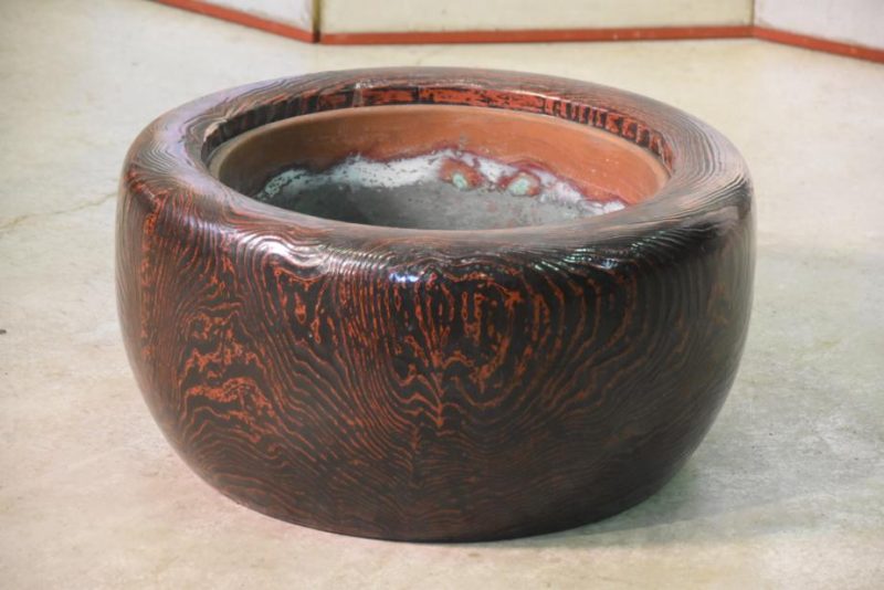 Large Japanese Negoro Lacquered Mountain Cedar Hibachi Width: 630mm - Image 2