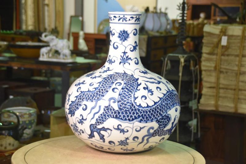 Japanese Blue and White Ceramic Dragon Vase - Image 9