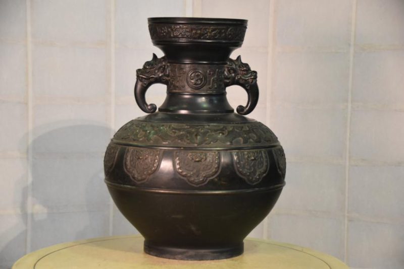 Japanese Bronze Vase Decorated with Chinese Archaic Designs - Image 2