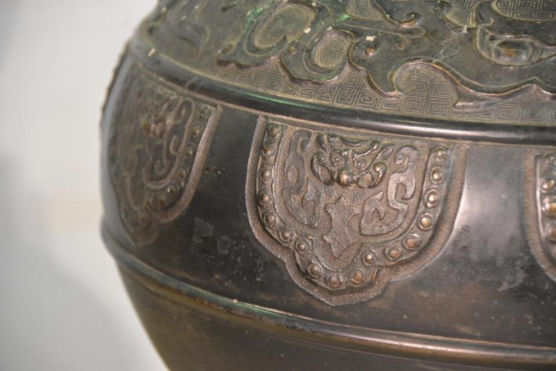 Japanese Bronze Vase Decorated with Chinese Archaic Designs - Image 10