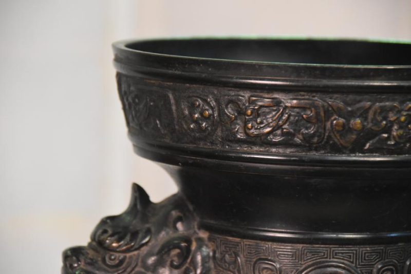Japanese Bronze Vase Decorated with Chinese Archaic Designs - Image 9